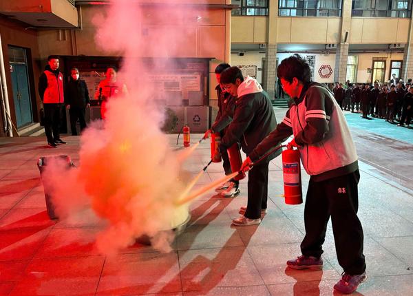 10.学生代表演示灭火器使用 10.学生代表演示灭火器使用